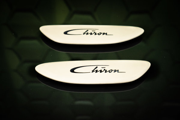 Original Bugatti Chiron Schriftzug / Emblem Satz Mittelkonsole Li / Re